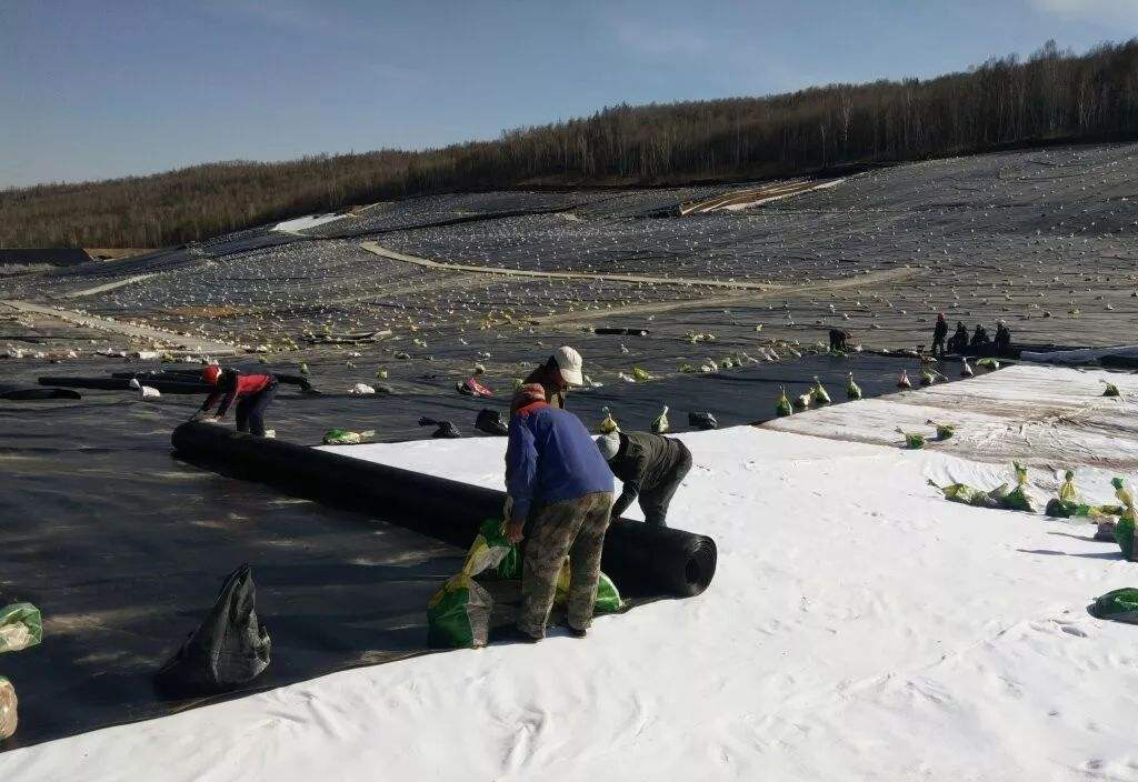 設計荷載和地基不均是決定香蕉视频官网下载膜厚度的重要因素